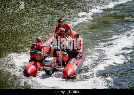 Les membres du Service d'incendie et de sauvetage Avon sont illustrés dans un bateau rapide de sauvetage dans la rivière Avon à Pulteney Weir à Bath Banque D'Images