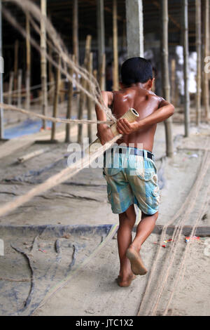 Travaux d'enfants travaillant dans une usine de fabrication de corde à Keraniganj à Dhaka le 09 juin 2013. Banque D'Images