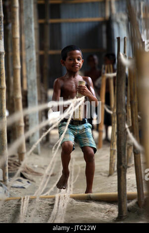 Travaux d'enfants travaillant dans une usine de fabrication de corde à Keraniganj à Dhaka le 09 juin 2013. Banque D'Images