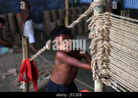 Travaux d'enfants travaillant dans une usine de fabrication de corde à Keraniganj à Dhaka le 09 juin 2013. Banque D'Images