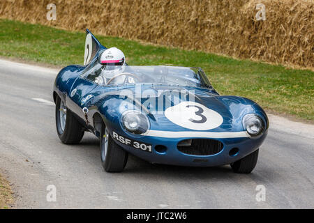 1956 Jaguar D-type 'long nez' Ecurie Ecosse Le Mans Endurance racer avec chauffeur Quirina Louwman en 2017 Goodwood Festival of Speed, Sussex, UK. Banque D'Images