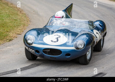 1956 Jaguar D-type 'long nez' Ecurie Ecosse Le Mans Endurance racer avec chauffeur Quirina Louwman en 2017 Goodwood Festival of Speed, Sussex, UK. Banque D'Images