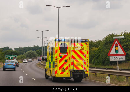 Une ambulance avec feux bleus clignoter racing à une situation d'urgence au Royaume-Uni Banque D'Images