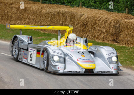 2000 Audi R8 Le Mans Endurance racer avec chauffeur David Clark au Goodwood Festival of Speed 2017, Sussex, UK. Banque D'Images