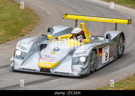 2000 Audi R8 Le Mans Endurance racer avec chauffeur David Clark au Goodwood Festival of Speed 2017, Sussex, UK. Banque D'Images