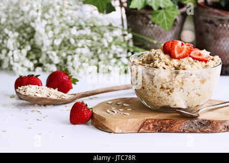 Le petit-déjeuner chaud de gruau sain et fraises en forme de coeur. Focus sélectif avec une faible profondeur de champ. Banque D'Images