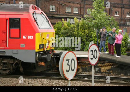 Amateurs de chemin de fer à la gare de New York, UK avec DB Schenker class 67 67013 locomotive diesel. Banque D'Images