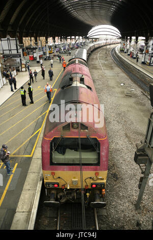 Classe 67 EWS locomotive no. 67016 à York, UK avec une direction nord railtour. Banque D'Images