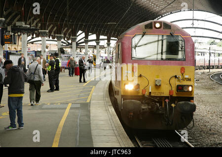 Classe 67 EWS locomotive no. 67016 à York, UK avec une direction nord railtour. Banque D'Images