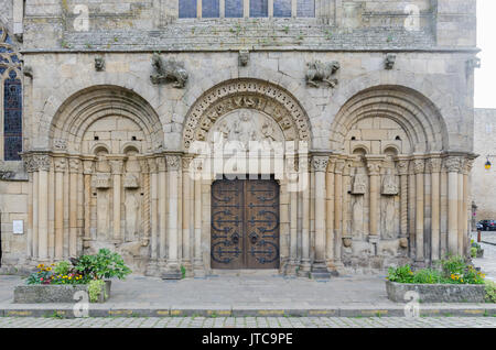 L'entrée principale de la Basilique Saint-Sauveur Eglise catholique dans la cité médiévale de Dinan en Bretagne Banque D'Images