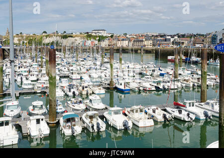 Bateaux amarrés dans le port de Dieppe en Normandie, dans le Nord de la France Banque D'Images