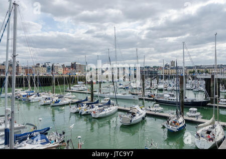 Bateaux amarrés dans le port de Dieppe en Normandie, dans le Nord de la France Banque D'Images