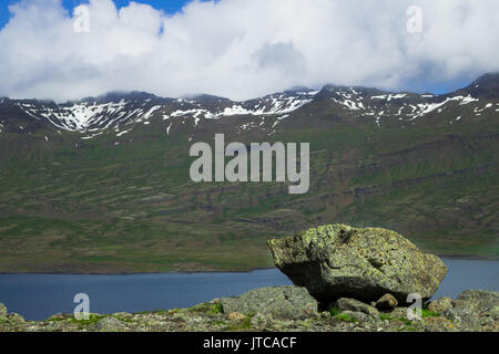 Rocher sur les Fjords de l'Est, l'Islande Banque D'Images