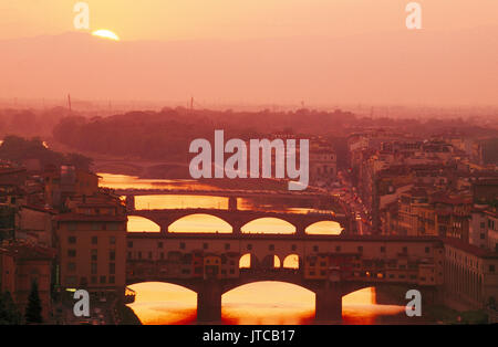 Coucher du soleil sur l'Arno et le Ponte Vecchio, Florence, Toscane, Italie Banque D'Images