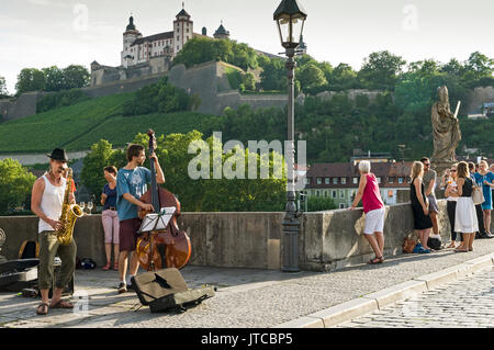 Un passe-temps populaire dans la ville allemande de Würzburg est rencontrer des amis pour un verre (ou deux !) de vin de Franconie sur le vieux pont. Banque D'Images