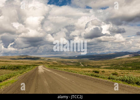 Teller Road et Kigluaik montagnes au nord de Nome dans le nord-ouest de l'Alaska. Banque D'Images