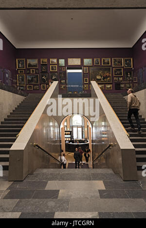 Escalier avec d'anciens maîtres dans le musée Städel de Francfort, Allemagne Banque D'Images