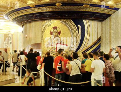 L'avant de la file d'attente des pèlerins le cadavre disséqué de Saint Padre Pio , constamment exposées dans un cercueil de verre dans l'église San Pio da Pietrelcina à San Giovanni Rotondo (Pouilles/Italie). Dans le monde d'utilisation | Banque D'Images