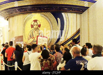 L'avant de la file d'attente des pèlerins le cadavre disséqué de Saint Padre Pio , constamment exposées dans un cercueil de verre dans l'église San Pio da Pietrelcina à San Giovanni Rotondo (Pouilles/Italie). Dans le monde d'utilisation | Banque D'Images