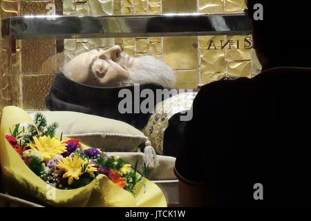 Le cadavre disséqué de Saint Padre Pio est constamment exposé dans un cercueil de verre dans l'église San Pio da Pietrelcina à San Giovanni Rotondo (Pouilles/Italie). Dans le monde d'utilisation | Banque D'Images