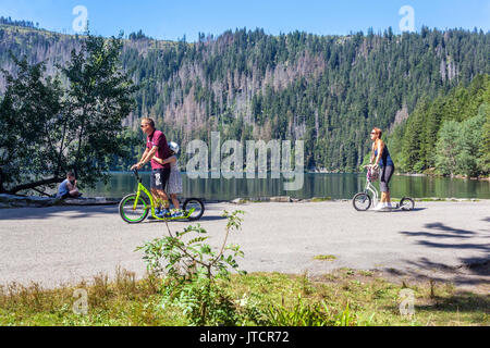 Touristes sur les rives du lac Noir, scooters, Sumava, République Tchèque Certovo jezero Banque D'Images