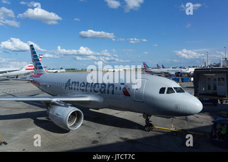 American Airlines et American Eagle jet avion à l'aéroport international de Charlotte Douglas, North Carolina USA Banque D'Images