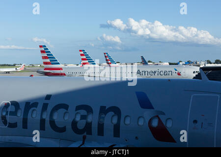 American Airlines et American Eagle jet avion à l'aéroport international de Charlotte Douglas, North Carolina USA Banque D'Images