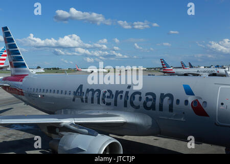 American Airlines et American Eagle jet avion à l'aéroport international de Charlotte Douglas, North Carolina USA Banque D'Images