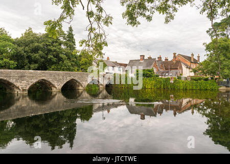 Donnant sur la rivière Avon et de l'ancien pont en arc de Fordingbridge, du George Inn Riverside public house, Hampshire, Royaume-Uni Banque D'Images