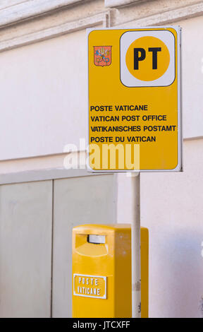 Cité du Vatican, CITÉ DU VATICAN - Le 16 octobre 2016 : jaune post box sur sur la piazza San Pietro à Rome, Italie Banque D'Images