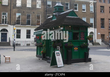 Le refuge pour cocher converti en un café à Russell Square à Londres Banque D'Images