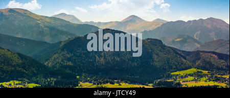 Panorama de la crête de montagne des Hautes Tatras en Pologne Campagne. Resort Village Zakopane peut être vu au pied de la colline Banque D'Images