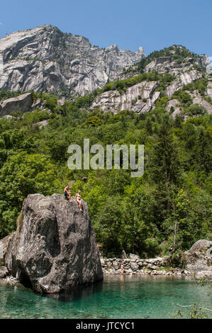 Dips à partir d'un rocher appelé le bidet de la Comtesse dans le Val di Mello, verte vallée entourée de montagnes de granit, connue comme la vallée de Yosémite italien Banque D'Images