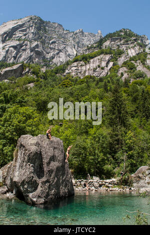 Dips à partir d'un rocher appelé le bidet de la Comtesse dans le Val di Mello, verte vallée entourée de montagnes de granit, connue comme la vallée de Yosémite italien Banque D'Images