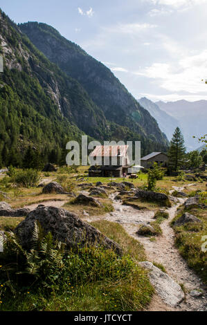 Chambre et refuge de montagne dans la vallée de Val di Mello, Mello, une vallée verte entourée de montagnes de granit et d'arbres forestiers, l'italien de Yosemite Valley Banque D'Images