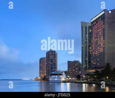 Une vue de l'Bayfront Park au centre-ville de Miami waterfront à Miami, en Floride. Banque D'Images