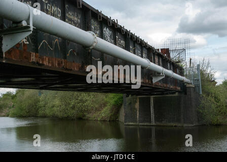 Angleterre, Pont, plate-forme surélevée, cadre métallique, rivière, Suivi, abandonné, Graffiti, Cross Over, connexion, Hors d'usage, verdure, arbres Banque D'Images