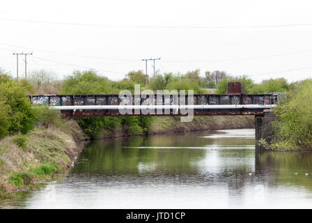 Angleterre, Pont, plate-forme surélevée, structure métallique, passerelle, Suivi, abandonné, Graffiti, Cross Over, connexion, Hors d'usage, verdure, arbres Banque D'Images