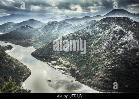 Paysage de montagnes autour de Rijeka Crnojevica courbe de rivière en vue de haut avec temps couvert ciel dramatique en Europe pays Monténégro Banque D'Images