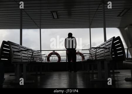 Bateau sur le Bosphore à Istanbul, Turquie. L'intérieur d'un navire de passagers avec l'homme. Banque D'Images