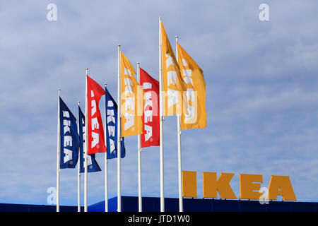 Vilnius, Lituanie - Juillet 08, 2017 : drapeaux colorés avec Ikea logo sur fond de ciel ensoleillé. Banque D'Images