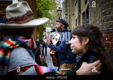 Musicien de rue à Columbia Road Flower Market. Londres, 2015. Banque D'Images