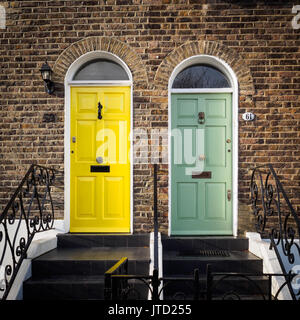 Portes jaunes et verts d'une terrasse de style géorgien à Londres (UK). Banque D'Images