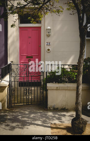 Pink porte d'une terrasse de style géorgien dans le quartier de Notting Hill. Londres (Royaume-Uni). Banque D'Images