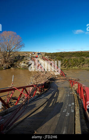 Historic pont suspendu au-dessus de la rivière Taieri, Sutton, Otago, île du Sud, Nouvelle-Zélande (détruit en 2017) Inondations Banque D'Images