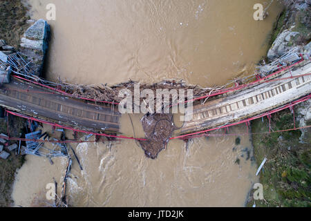 Historic pont suspendu au-dessus de la rivière Taieri, Sutton, Otago, île du Sud, Nouvelle-Zélande (détruit en 2017) inondations - Antenne de drone Banque D'Images