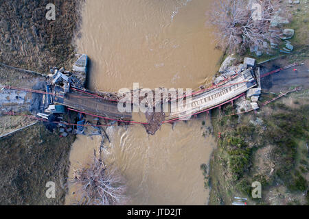 Historic pont suspendu au-dessus de la rivière Taieri, Sutton, Otago, île du Sud, Nouvelle-Zélande (détruit en 2017) inondations - Antenne de drone Banque D'Images