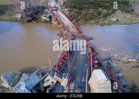 Historic pont suspendu au-dessus de la rivière Taieri, Sutton, Otago, île du Sud, Nouvelle-Zélande (détruit en 2017) inondations - Antenne de drone Banque D'Images