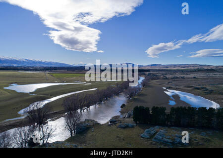 Rivière Taieri inondées à Sutton, près de Middlemarch, Taieri Strath, Otago, île du Sud, Nouvelle-Zélande - Antenne de drone Banque D'Images