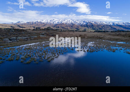 Sutton, Salt Lake et Rock et plage de pilier, Sutton, près de Middlemarch, Taieri Strath, Otago, île du Sud, Nouvelle-Zélande - Antenne de drone Banque D'Images